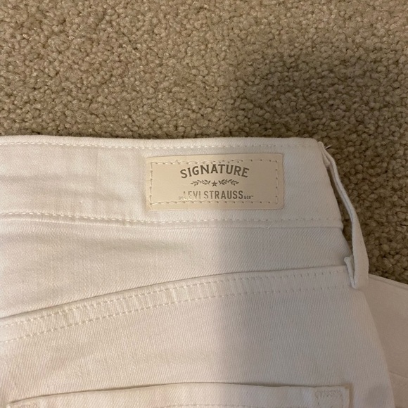 Signature Modern Capri Levi Strauss - Picture 10 of 12